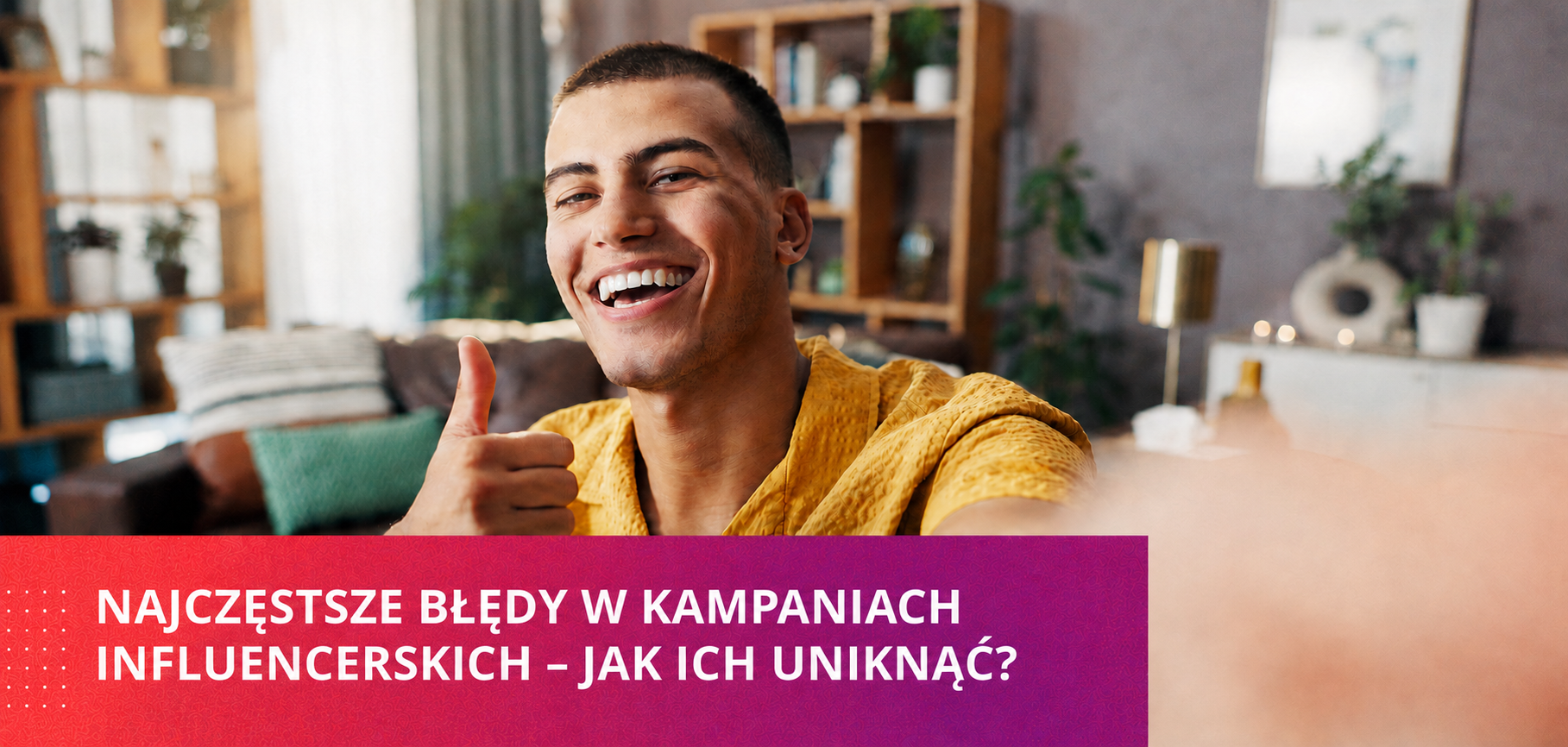 Mężczyzna nagrywa materiał w domu – baner artykułu o błędach w kampaniach influencerskich